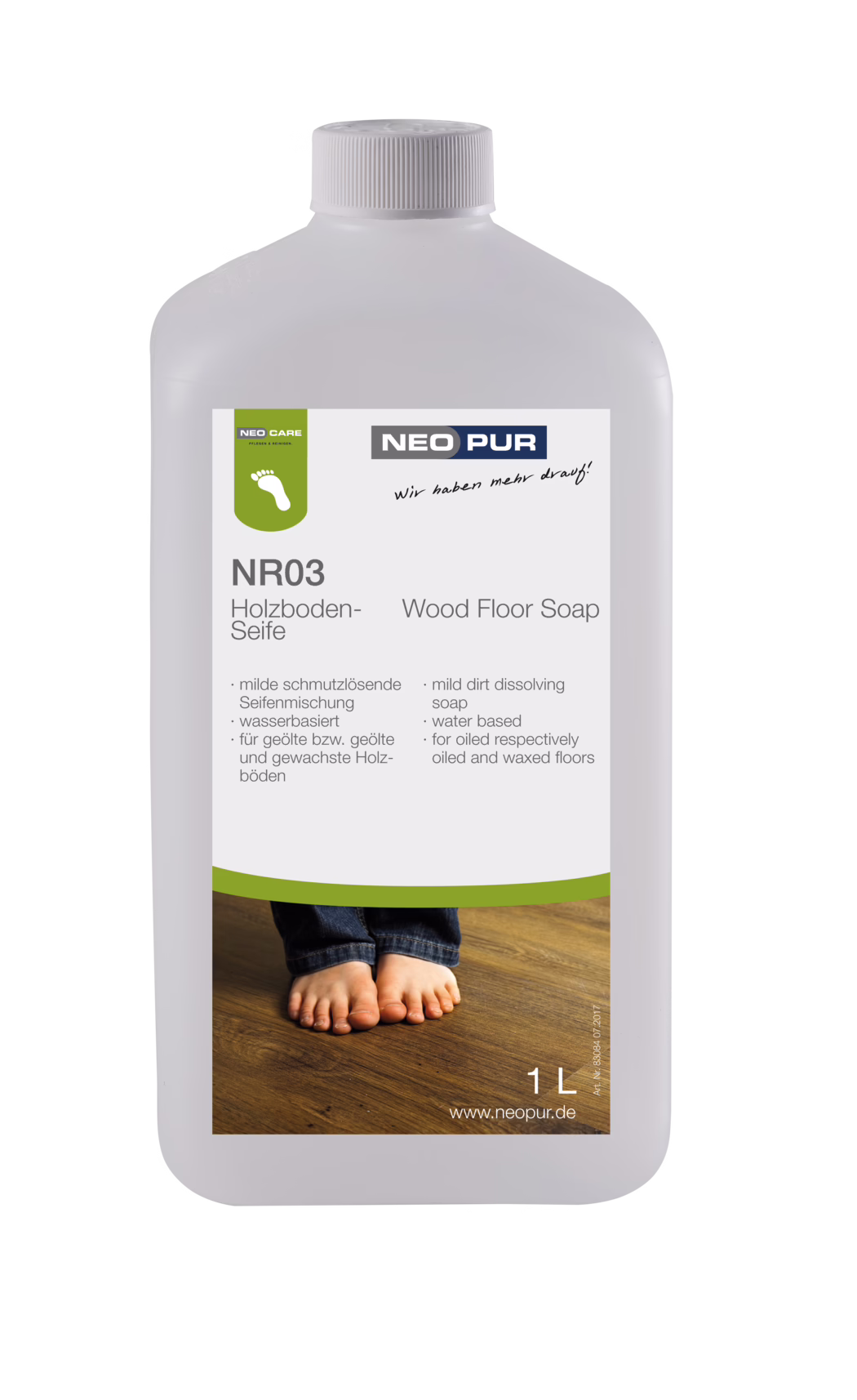 NEOPUR_Dummy_NR03 Grundreiniger_1l_2019-10 Weißer Kunststoffbehälter 1 L NeoPur NR03 Holzboden-Seife mit Etikett, das nackte Füße auf einem Holzboden zeigt; wasserbasierte Seife für geölte und gewachste Böden.